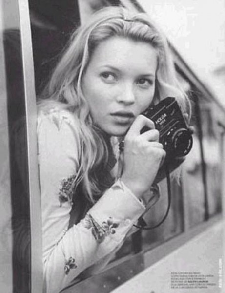 Famous-Hollywood-Celebrities-with-their-Cameras-006